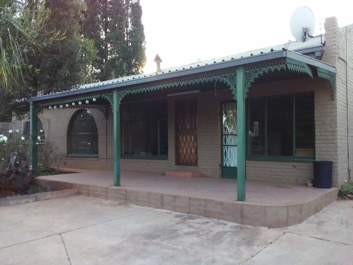 FAIRLANDS GARDEN COTTAGE OLDE CHARM